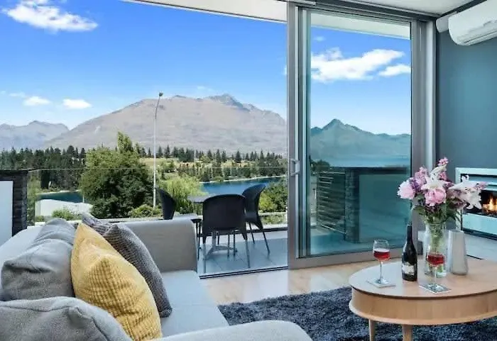Luxury Lakeview 2 Bedroom Apartment