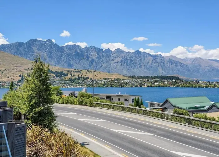 Luxury Lakeview 2 Bedroom Apartment