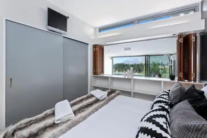 Luxury Lakeview 2 Bedroom Apartment *
